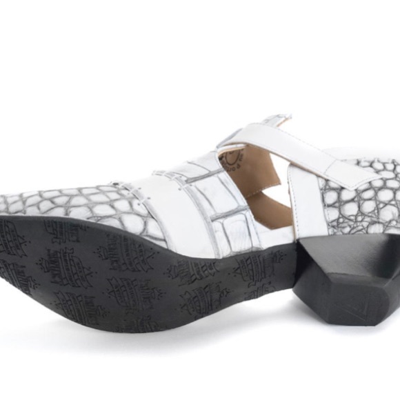 John Fluevog Alicia White Croc, t-strap shoes, skull buckle. Sz 8 fits like a 7. - Picture 6 of 10